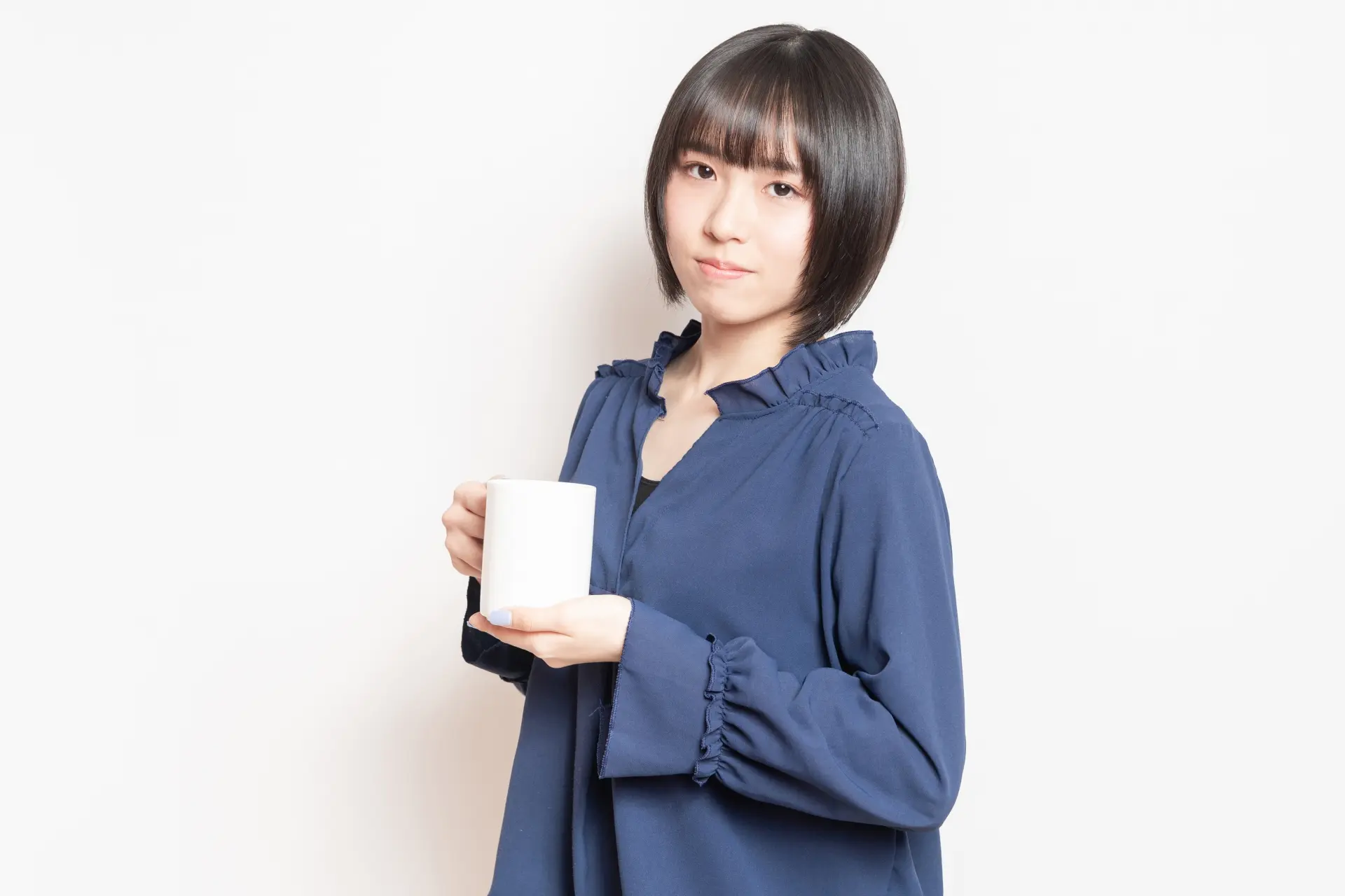 コップで口臭を確認する女性