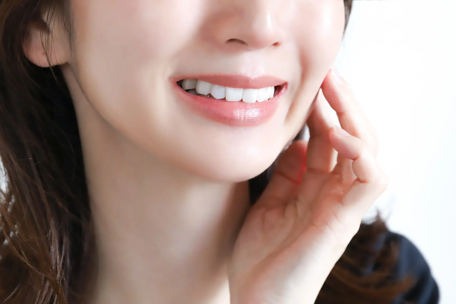 ホワイトニングしている女性