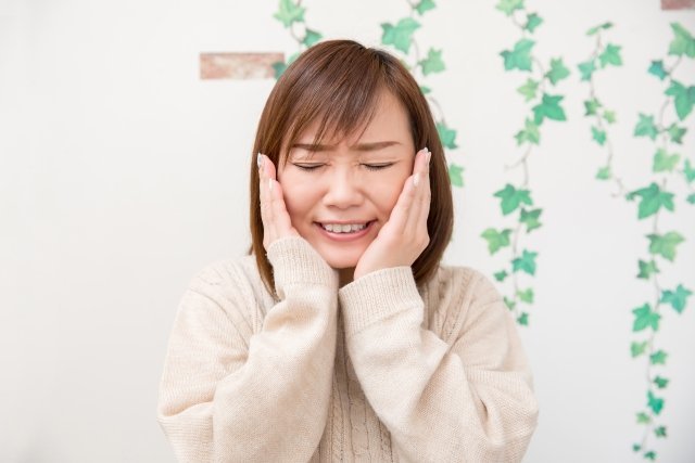 歯軋りする女性