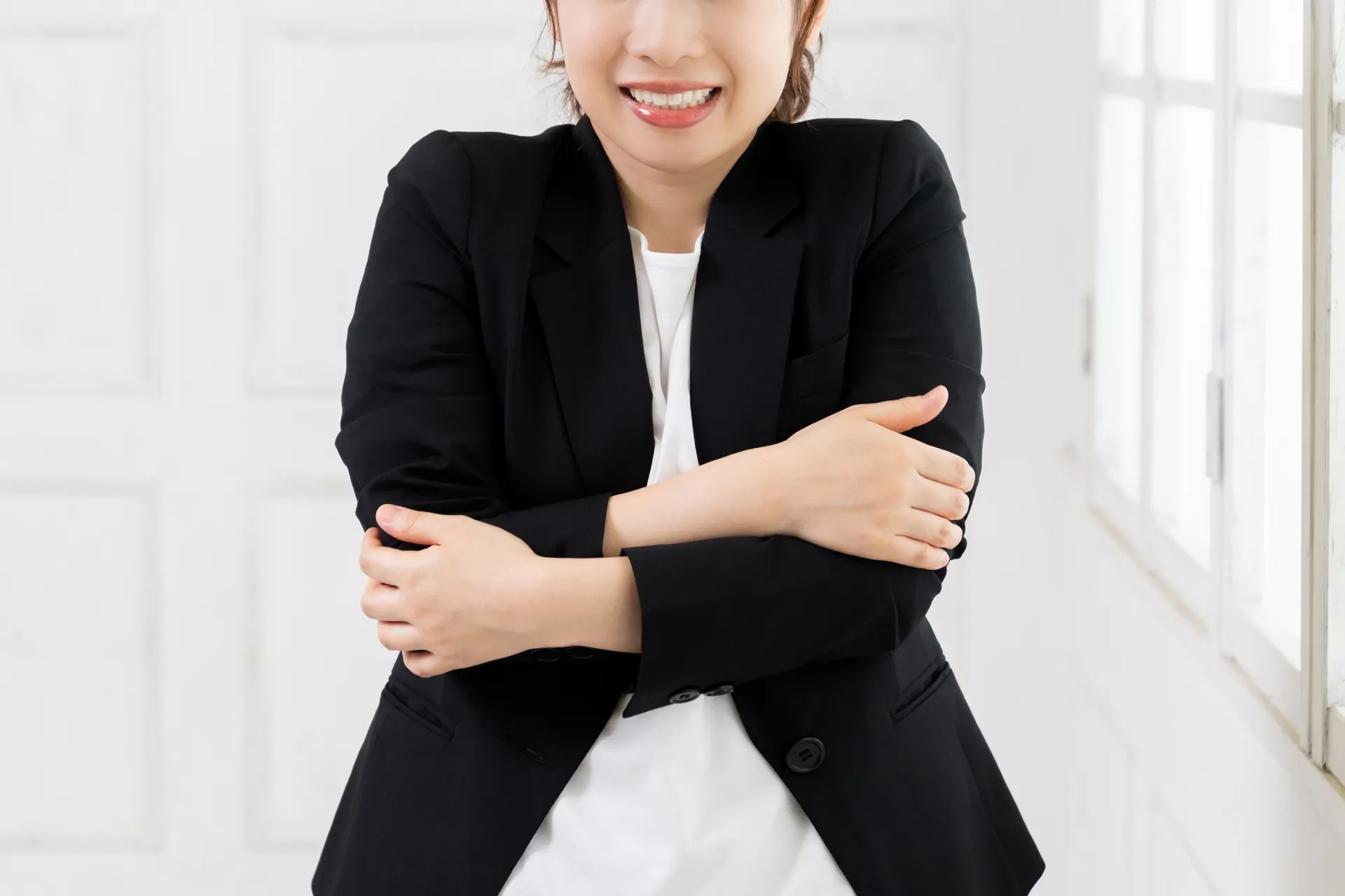 発熱により悪寒がする女性