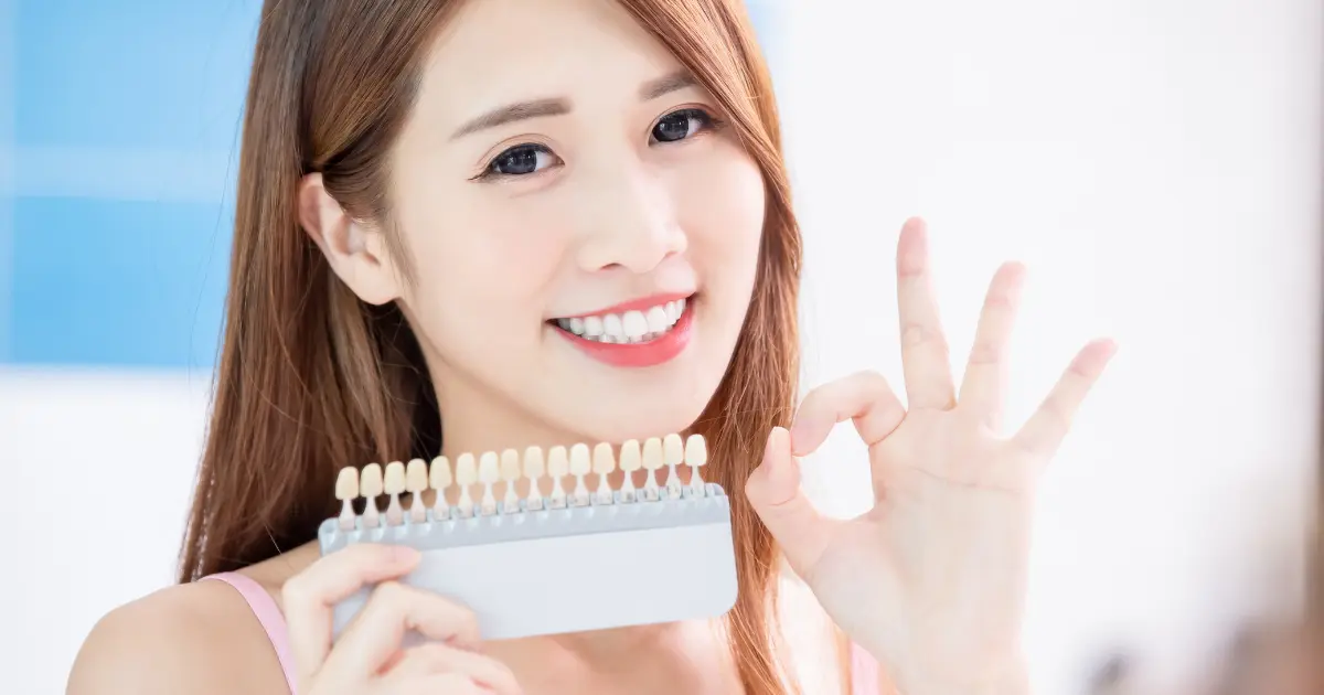 ホワイトニングしている女性